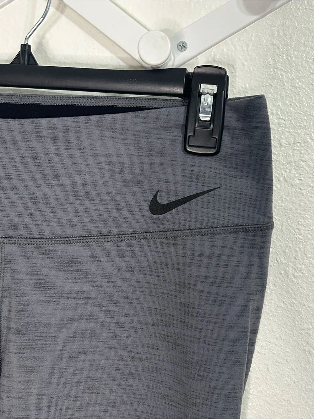 Nike Dri-FIT Gray Cropped Leggings Women’s Size Large